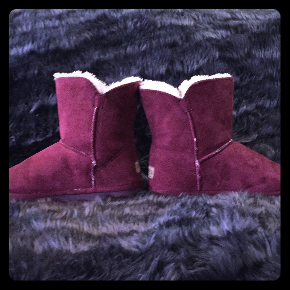Cute Maroon boots.Your child will adore them!!❤️♥️